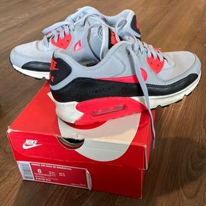Nike Air Max 90 Essential Gray and Pink Sneakers